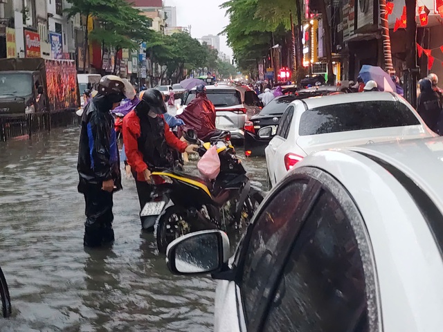 Chùm ảnh: Nhiều tuyến phố Hà Nội ngập sâu, người dân khổ sở di chuyển  - Ảnh 9.