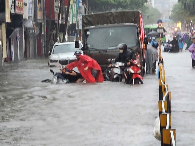 Chùm ảnh: Nhiều tuyến phố Hà Nội ngập sâu, người dân khổ sở di chuyển  - Ảnh 12.