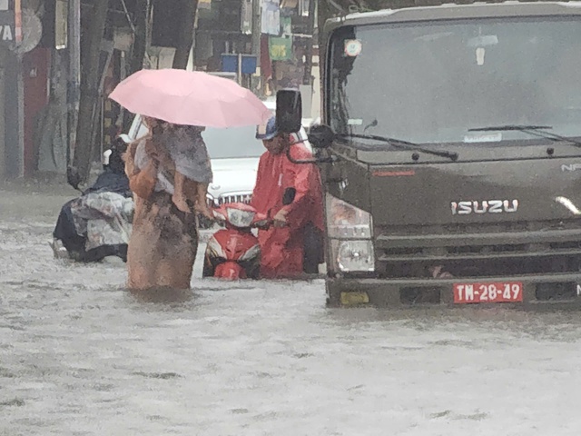 Chùm ảnh: Nhiều tuyến phố Hà Nội ngập sâu, người dân khổ sở di chuyển  - Ảnh 13.