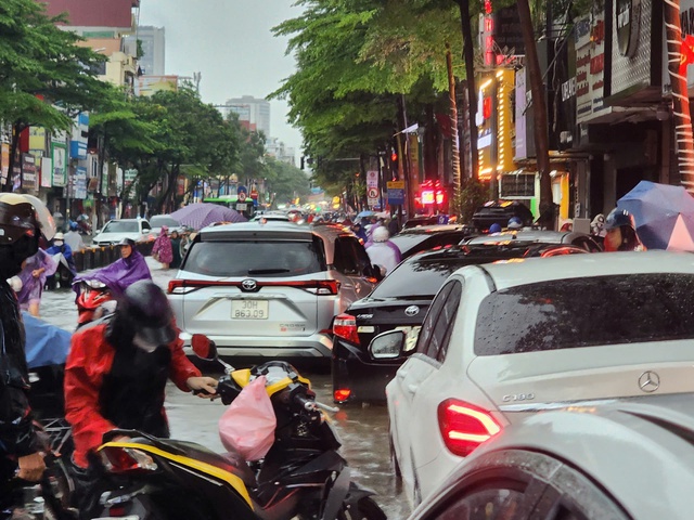 Chùm ảnh: Nhiều tuyến phố Hà Nội ngập sâu, người dân khổ sở di chuyển  - Ảnh 14.