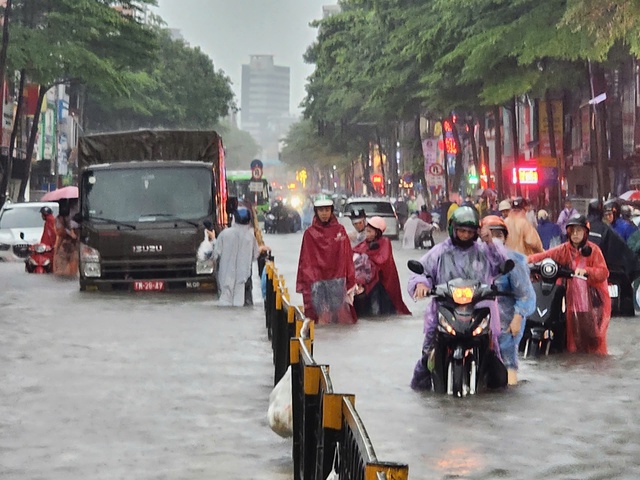 Chùm ảnh: Nhiều tuyến phố Hà Nội ngập sâu, người dân khổ sở di chuyển  - Ảnh 15.