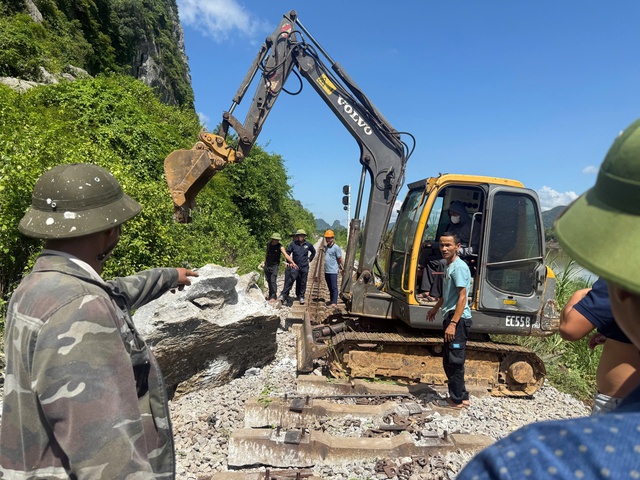 Thông tuyến đường sắt Thống Nhất qua Quảng Trị sau vụ khối đá lớn rơi xuống đường ray- Ảnh 1. Thông tuyến đường sắt Thống Nhất qua Quảng Trị sau vụ khối đá lớn rơi xuống đường ray- Ảnh 1.