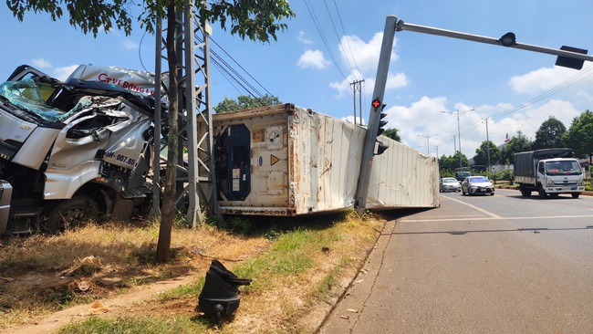 Xe container mất lái lật nghiêng bên đường tránh Tây TP. Buôn Ma Thuột, tài xế may mắn thoát nạn  - Ảnh 1.