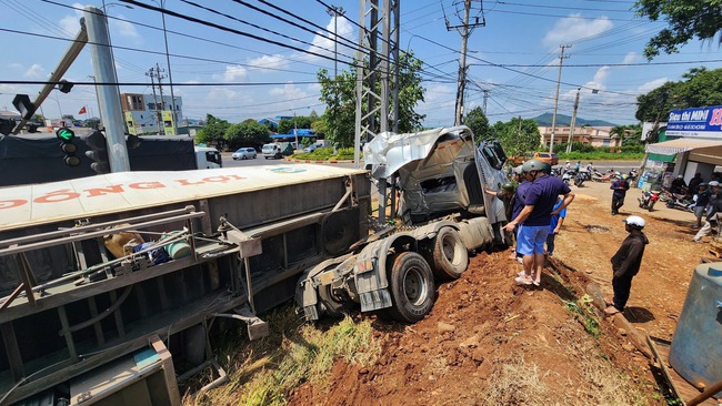 Xe container mất lái lật nghiêng bên đường tránh Tây TP. Buôn Ma Thuột, tài xế may mắn thoát nạn  - Ảnh 3.