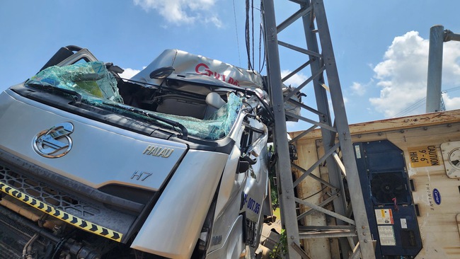 Xe container mất lái lật nghiêng bên đường tránh Tây TP. Buôn Ma Thuột, tài xế may mắn thoát nạn  - Ảnh 2.