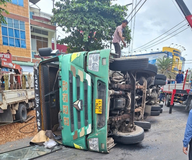 Ô tô tải chở gỗ dăm bất ngờ lật nghiêng trên QL1D ở Bình Định đè 3 người đi đường tử vong  - Ảnh 2.