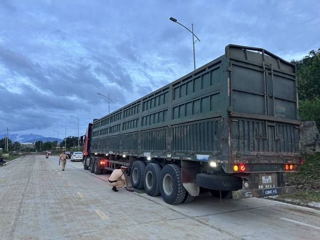 Xe đầu kéo chở cát quá tải hơn 400% chạy xuyên 3 tỉnh: Xử phạt hơn 119 triệu đồng - Ảnh 3.