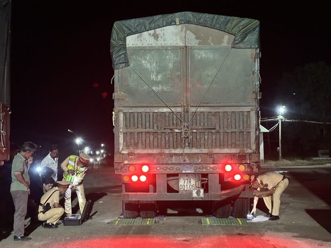 Xe đầu kéo chở cát quá tải hơn 400% chạy xuyên 3 tỉnh: Xử phạt hơn 119 triệu đồng - Ảnh 2.