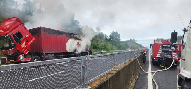 Cận cảnh cứu hộ cứu nạn ô tô tải bất ngờ bốc cháy khi đang chạy trên cao tốc Quảng Ngãi - Đà Nẵng  - Ảnh 1.