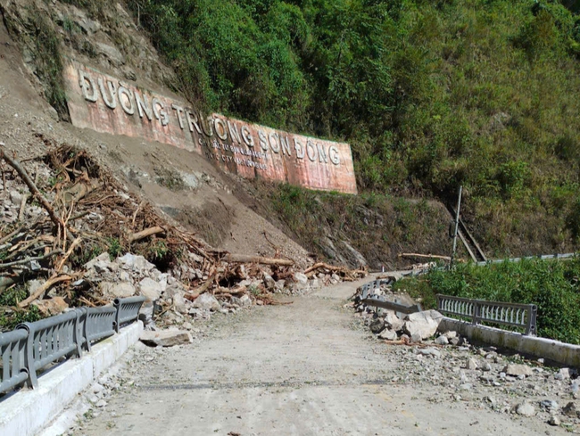 Kon Tum: Thông tuyến Trường Sơn Đông sau hơn 1 giờ đồng hồ nỗ lực khắc phục - Ảnh 1.