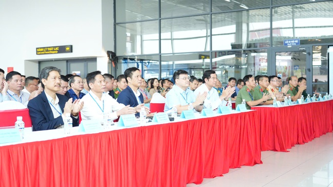 Cận cảnh tình huống cảnh sát khống chế nhóm khủng bố đột nhập sân bay Nội Bài, bắt cóc con tin- Ảnh 20.