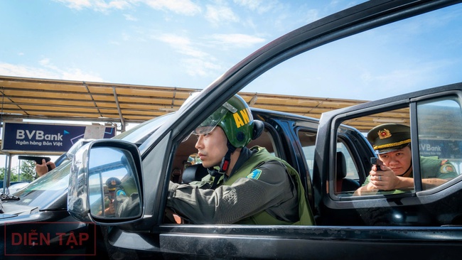 Cận cảnh tình huống cảnh sát khống chế nhóm khủng bố đột nhập sân bay Nội Bài, bắt cóc con tin- Ảnh 12.