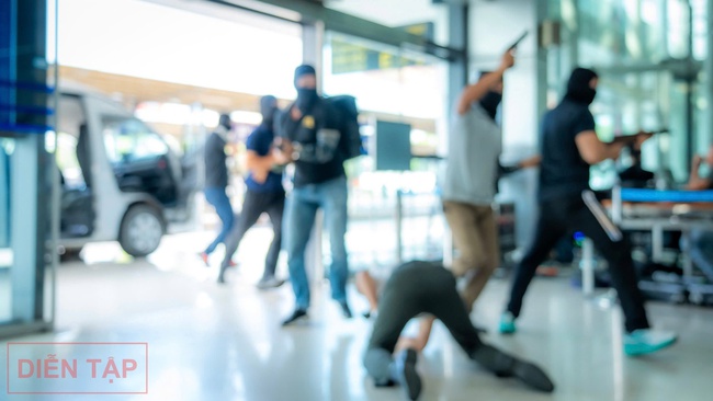 Cận cảnh tình huống cảnh sát khống chế nhóm khủng bố đột nhập sân bay Nội Bài, bắt cóc con tin- Ảnh 3.