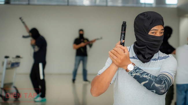 Cận cảnh tình huống cảnh sát khống chế nhóm khủng bố đột nhập sân bay Nội Bài, bắt cóc con tin- Ảnh 5.