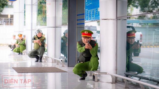 Cận cảnh tình huống cảnh sát khống chế nhóm khủng bố đột nhập sân bay Nội Bài, bắt cóc con tin- Ảnh 15.