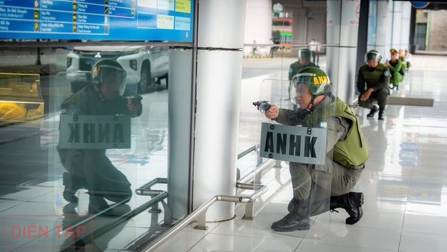 Cận cảnh tình huống cảnh sát khống chế nhóm khủng bố đột nhập sân bay Nội Bài, bắt cóc con tin- Ảnh 14.