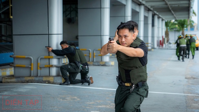 Cận cảnh tình huống cảnh sát khống chế nhóm khủng bố đột nhập sân bay Nội Bài, bắt cóc con tin- Ảnh 13.