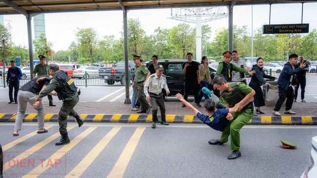 Cận cảnh tình huống cảnh sát khống chế nhóm khủng bố đột nhập sân bay Nội Bài, bắt cóc con tin- Ảnh 17.
