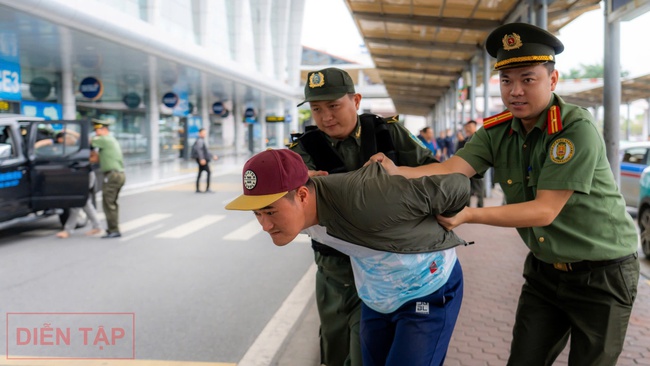 Cận cảnh tình huống cảnh sát khống chế nhóm khủng bố đột nhập sân bay Nội Bài, bắt cóc con tin- Ảnh 16.