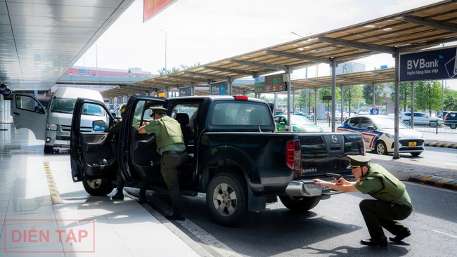 Cận cảnh tình huống cảnh sát khống chế nhóm khủng bố đột nhập sân bay Nội Bài, bắt cóc con tin- Ảnh 6.