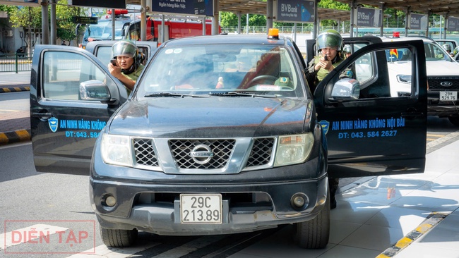 Cận cảnh tình huống cảnh sát khống chế nhóm khủng bố đột nhập sân bay Nội Bài, bắt cóc con tin- Ảnh 7.