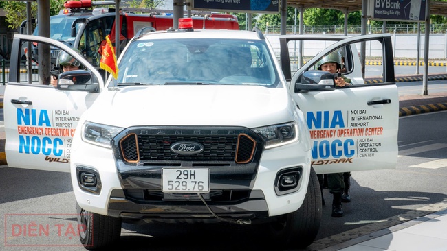 Cận cảnh tình huống cảnh sát khống chế nhóm khủng bố đột nhập sân bay Nội Bài, bắt cóc con tin- Ảnh 8.