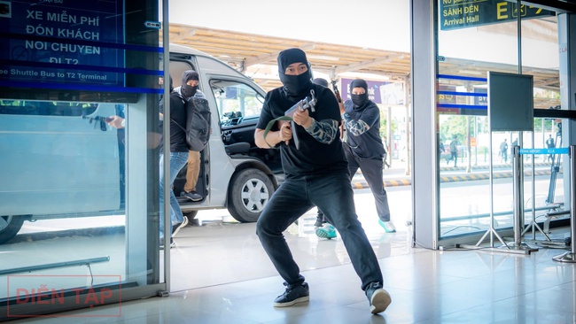 Cận cảnh tình huống cảnh sát khống chế nhóm khủng bố đột nhập sân bay Nội Bài, bắt cóc con tin- Ảnh 2.