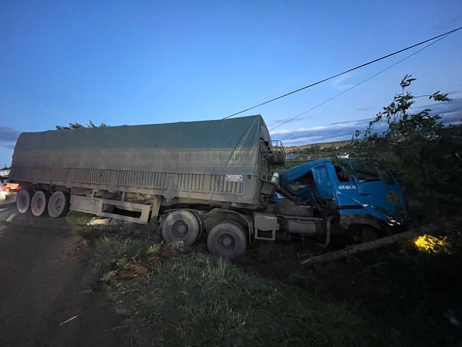 Hiện trường vụ TNGT liên hoàn trên đường Hồ Chí Minh ở Đắk Nông, khiến 1 tài xế bị thương nặng- Ảnh 4.