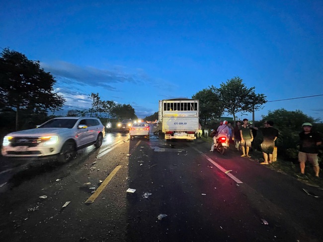 Hiện trường vụ TNGT liên hoàn trên đường Hồ Chí Minh ở Đắk Nông, khiến 1 tài xế bị thương nặng- Ảnh 5.