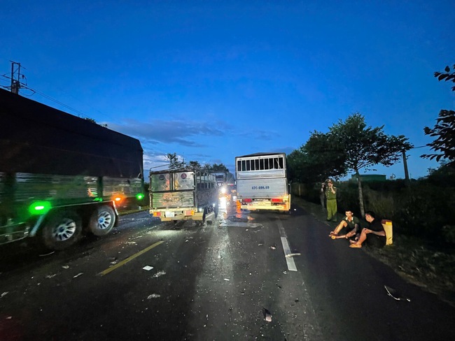 Hiện trường vụ TNGT liên hoàn trên đường Hồ Chí Minh ở Đắk Nông, khiến 1 tài xế bị thương nặng- Ảnh 1.