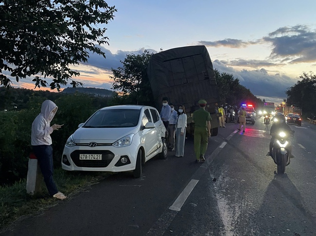 Hiện trường vụ TNGT liên hoàn trên đường Hồ Chí Minh ở Đắk Nông, khiến 1 tài xế bị thương nặng- Ảnh 6.