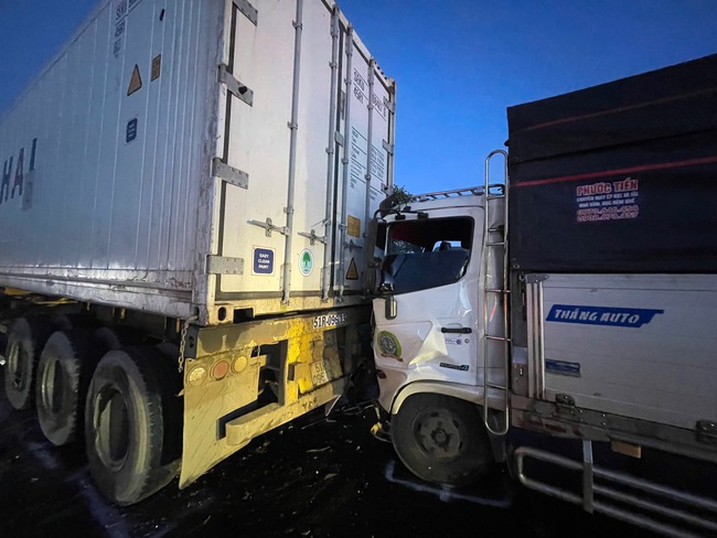 Hiện trường vụ TNGT liên hoàn trên đường Hồ Chí Minh ở Đắk Nông, khiến 1 tài xế bị thương nặng- Ảnh 2.