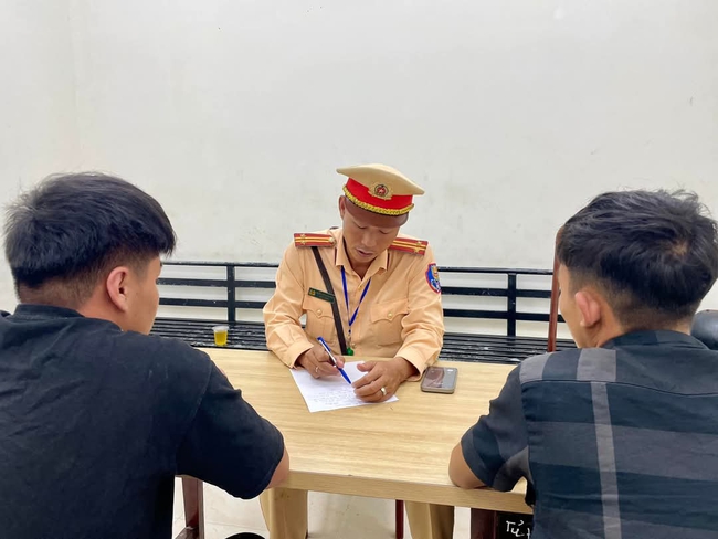 CSGT Đà Nẵng truy đuổi theo ô tô 16 chỗ ngồi, phát hiện tài xế dính loạt lỗi vi phạm - Ảnh 2.