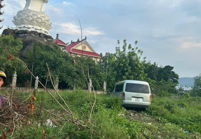 CSGT Đà Nẵng truy đuổi theo ô tô 16 chỗ ngồi, phát hiện tài xế dính loạt lỗi vi phạm - Ảnh 1.