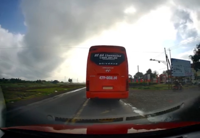 Video: Xe khách 45 chỗ dừng đón khách giữa QL26, CSGT Đắk Lắk vào cuộc xử lý- Ảnh 1.