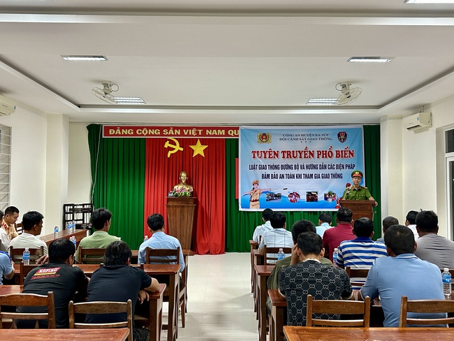 Gần 80 lái xe vận chuyển mía ở Đắk Lắk cam kết chấp hành nghiêm các quy định, đảm bảo TTATGT- Ảnh 1.