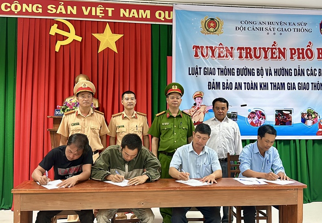 Gần 80 lái xe vận chuyển mía ở Đắk Lắk cam kết chấp hành nghiêm các quy định, đảm bảo TTATGT- Ảnh 5.