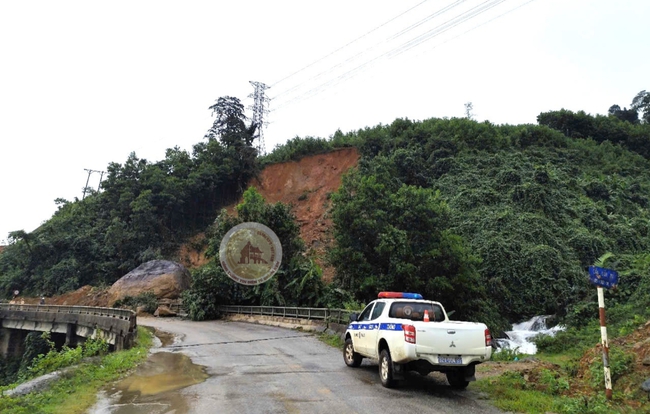 Sạt lở đất đá làm hư hỏng công trình cầu ĐakMi 1 trên QL 14E ở Quảng Nam, gây ách tắc giao thông - Ảnh 1.