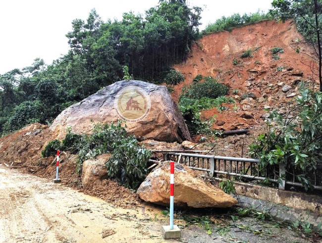 Sạt lở đất đá làm hư hỏng công trình cầu ĐakMi 1 trên QL 14E ở Quảng Nam, gây ách tắc giao thông - Ảnh 2.