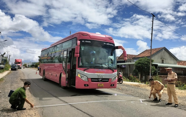 Va chạm với ô tô khách ở Gia Lai, 1 học sinh lớp 4 tử vong thương tâm- Ảnh 1.