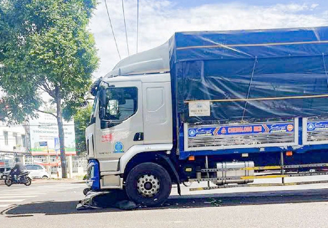 Video: Thót tim cảnh người phụ nữ đi xe máy cắt đầu ô tô tải gây TNGT ở Đắk Lắk- Ảnh 1.