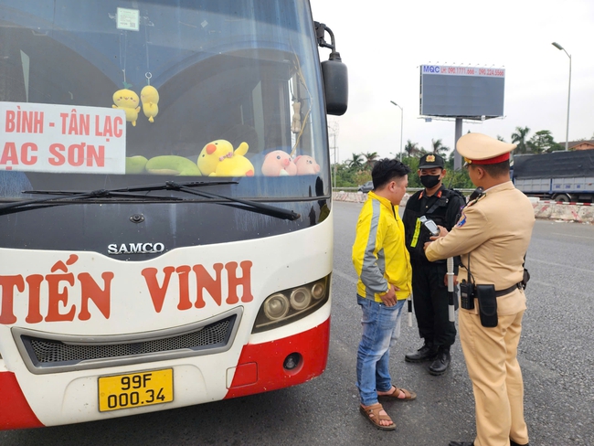 CSGT Hà Nội kiểm tra camera hành trình, phạt nghiêm tài xế vi phạm - Ảnh 7.