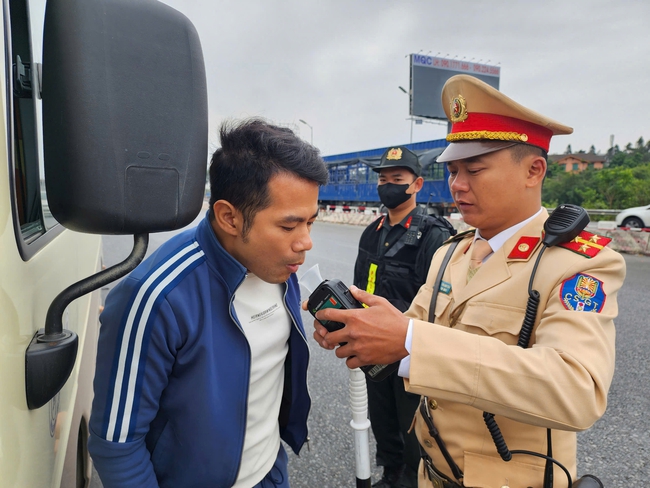 CSGT Hà Nội kiểm tra camera hành trình, phạt nghiêm tài xế vi phạm - Ảnh 5.