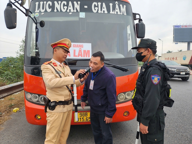 CSGT Hà Nội kiểm tra camera hành trình, phạt nghiêm tài xế vi phạm - Ảnh 6.