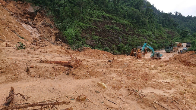 Chủ tịch UBND tỉnh Khánh Hoà khen thưởng đột xuất các đơn vị khắc phục sạt lở tuyến QL27C qua đèo Khánh Lê- Ảnh 1.