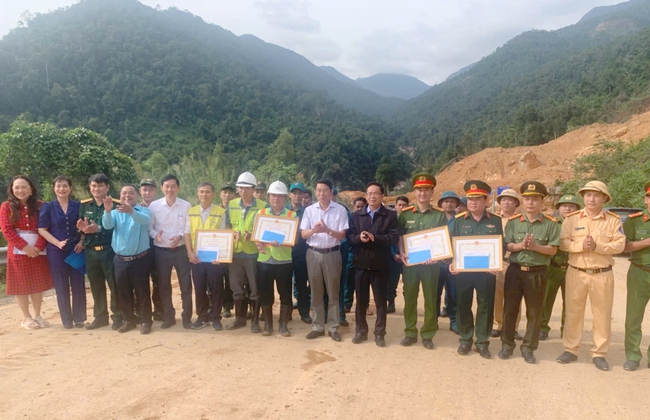 Chủ tịch UBND tỉnh Khánh Hoà khen thưởng đột xuất các đơn vị khắc phục sạt lở tuyến QL27C qua đèo Khánh Lê- Ảnh 2.