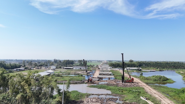 Thảm những mét nhựa đầu tiên trên cao tốc Cần Thơ - Cà Mau- Ảnh 11.