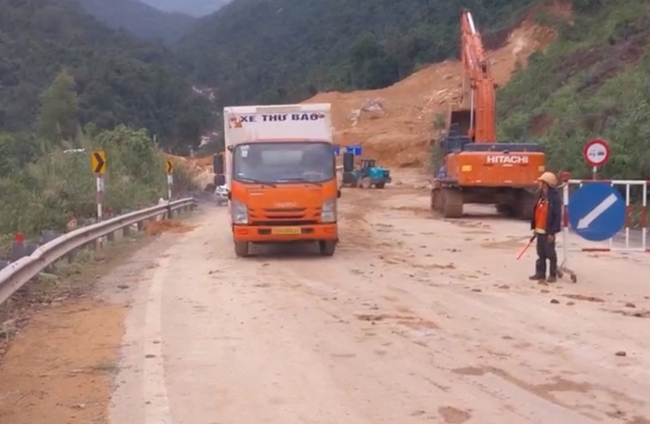 Video hình ảnh ô tô nối đuôi lưu thông trên QL27C qua đèo Khánh Lê sau khi được thông xe trở lại- Ảnh 1.