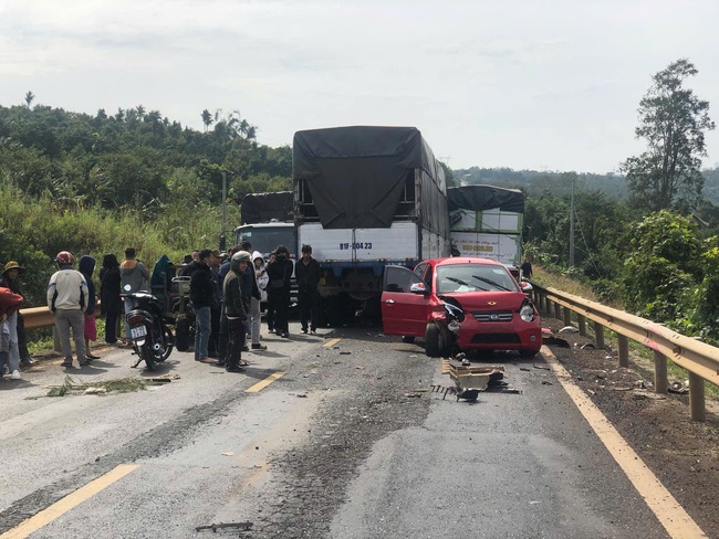 TNGT liên hoàn giữa 4 ô tô ở Đắk Lắk, nhiều phương tiện bị hư hỏng nặng- Ảnh 1.