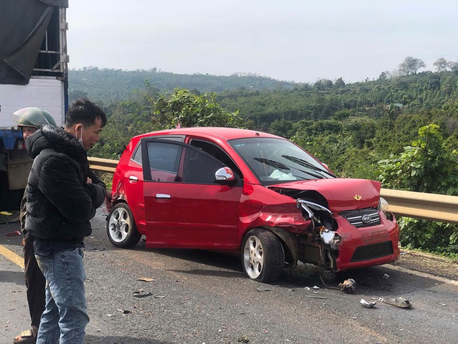 TNGT liên hoàn giữa 4 ô tô ở Đắk Lắk, nhiều phương tiện bị hư hỏng nặng- Ảnh 2.